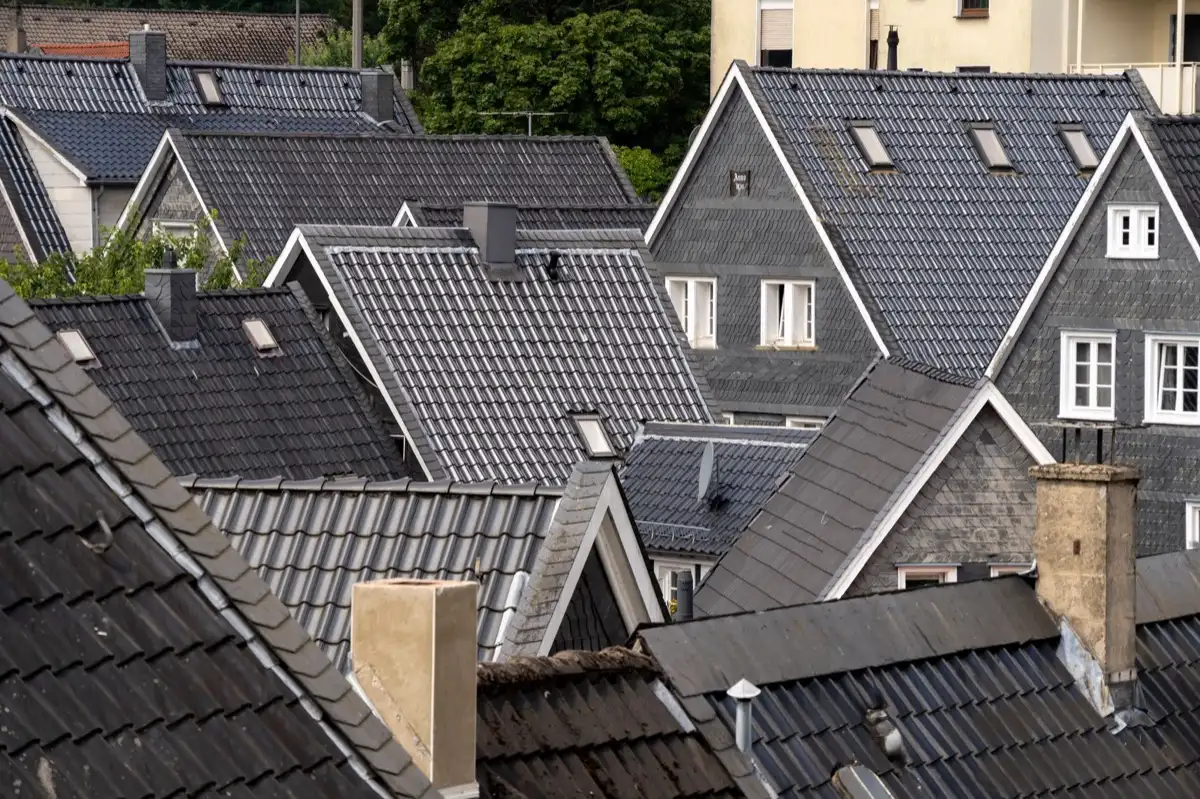 Steep roof eaves and gutter lines on houses in Kissimmee, FL